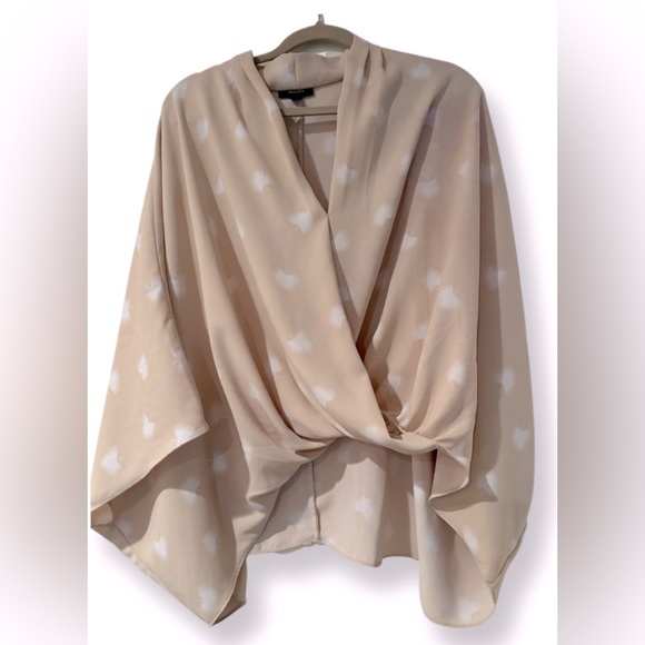 NWOT Beautiful Wide Sleeve Kimono Style Blouse - Picture 1 of 5